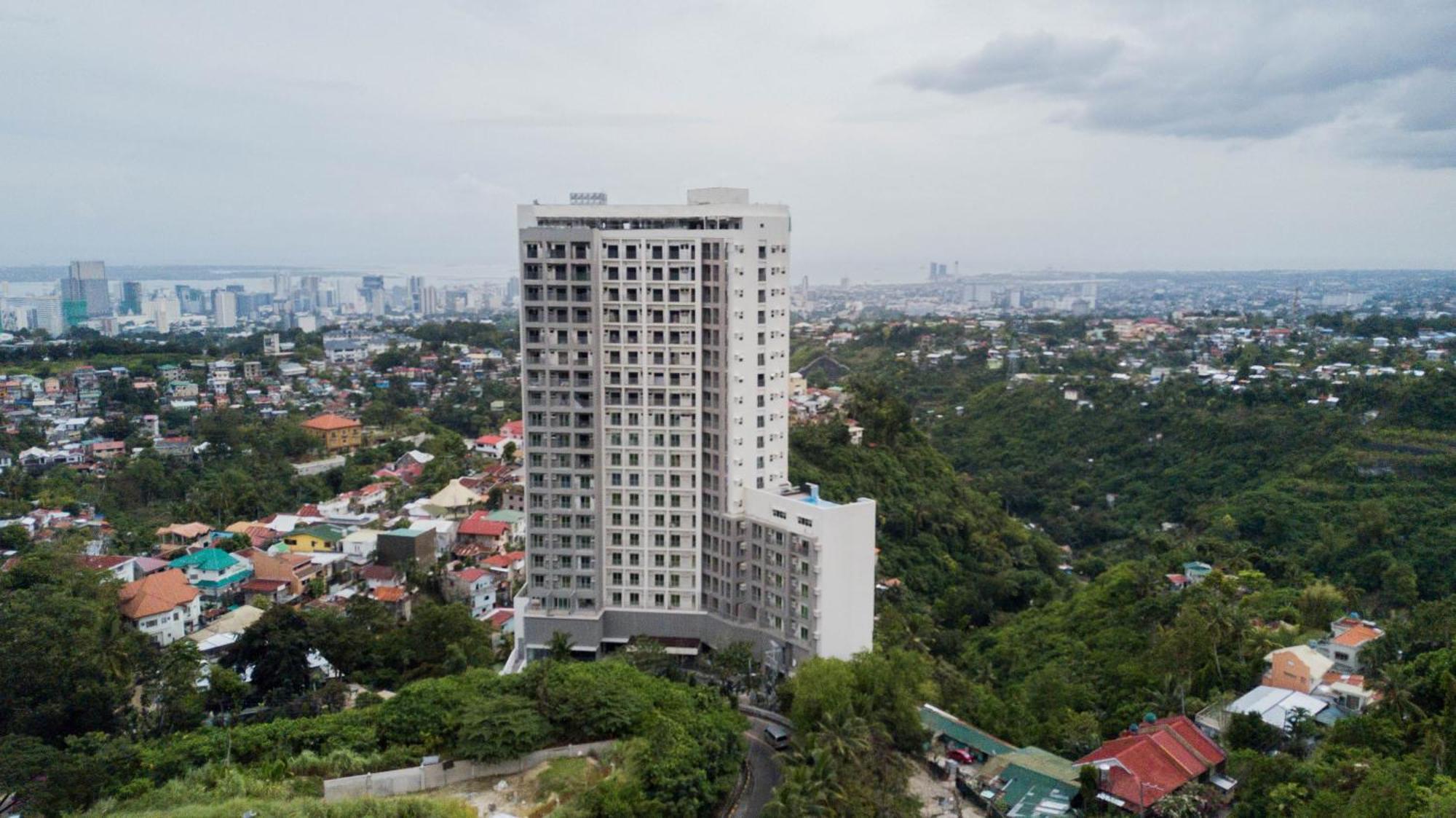 Hayat Sky Towers Hotel Cebu Exterior photo