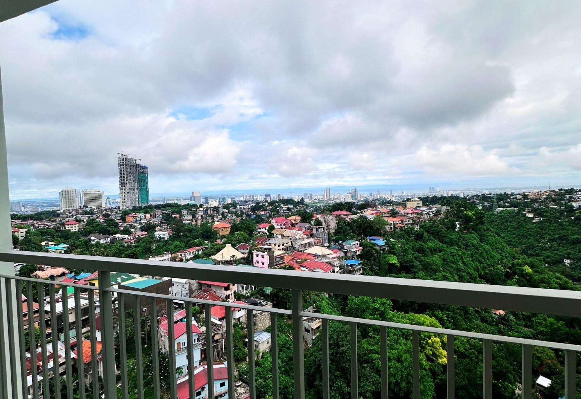 Hayat Sky Towers Hotel Cebu Exterior photo